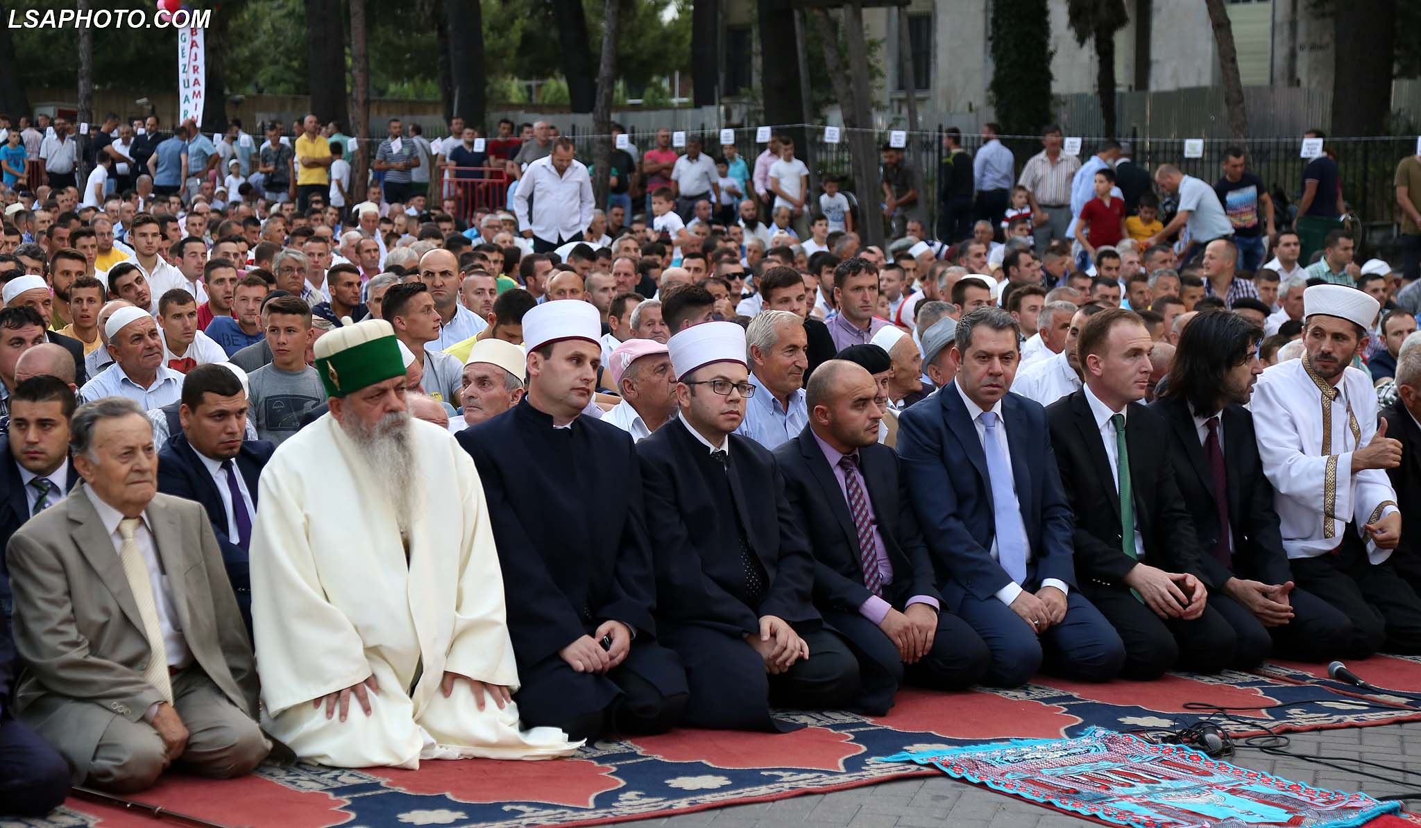 FOTO/ Besimtarët myslimanë festojnë sot Fiter Bajramin