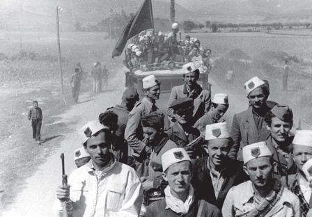 AGRON GJEKMARKAJ/ Martirët para togës së historianëve “pushkatarë”