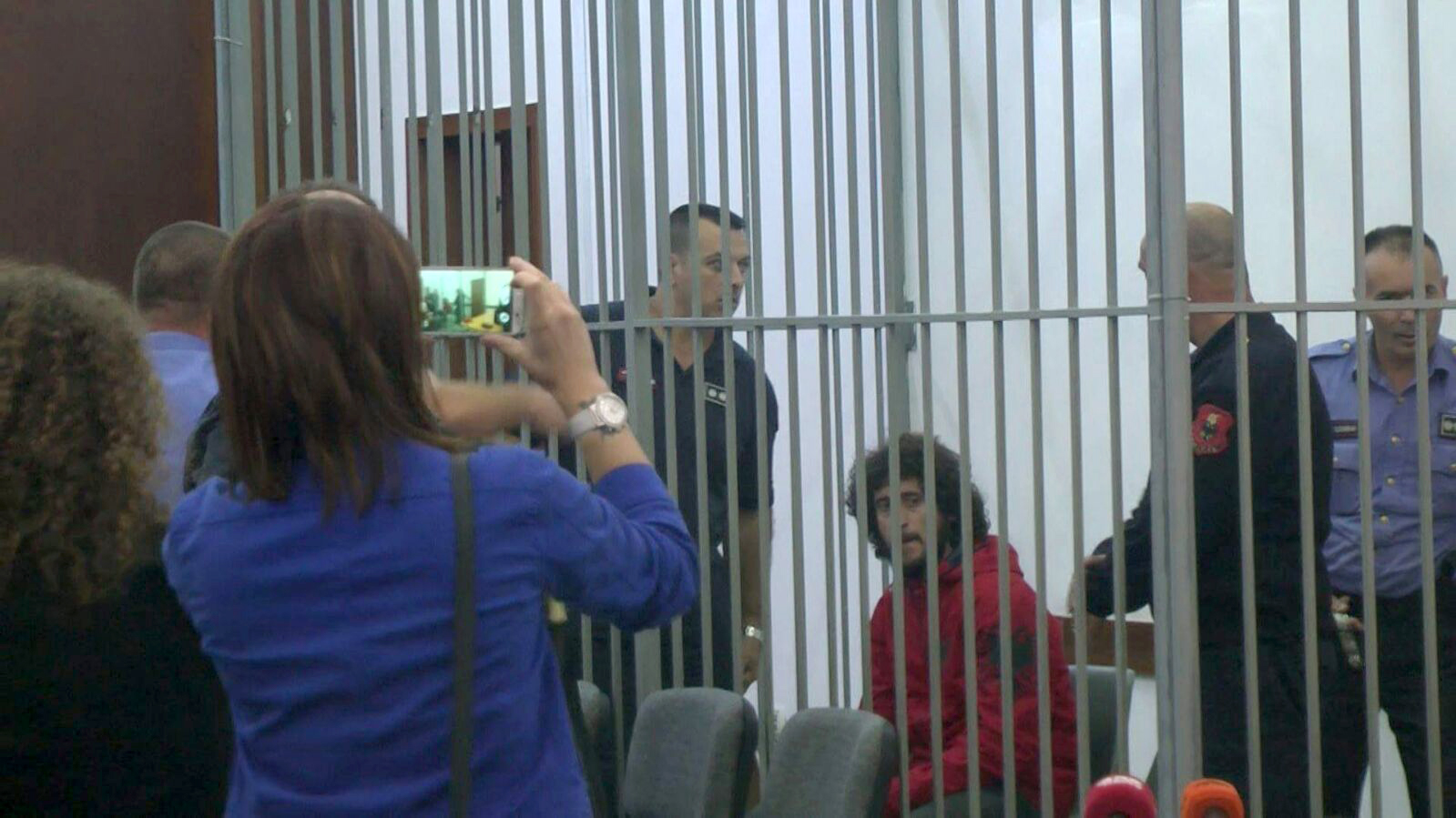 FOTO/ Ballistin e zhveshin edhe në gjykatë nga simbolet kombëtare