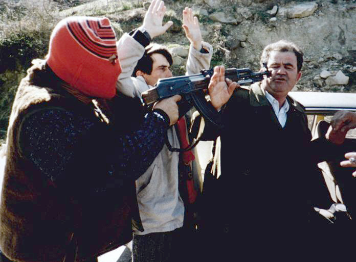 FOTO HISTORI/ Bandat kriminale më famëkeqe shqiptare dhe “të fortët” që i drejtojnë me dorë të hekurt