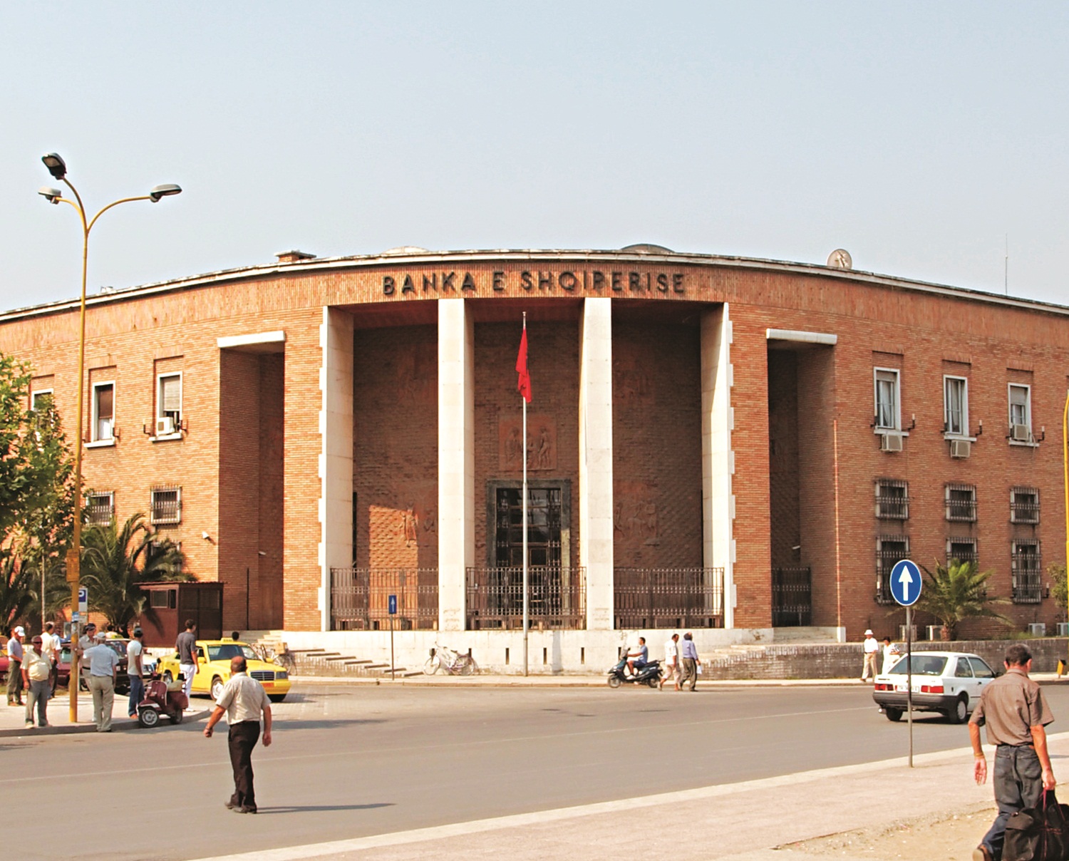 Familjet kredimarrëse marrin 35 % të huave për mbijetesë