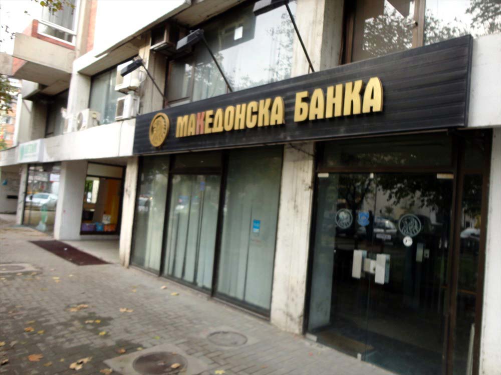 Maqedonia urdhëron: Bankat t’i tërheqin paratë nga Greqia