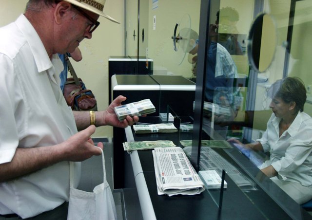 “Drejtorë bankash që luajnë bixhoz me kursimet e qytetarëve”