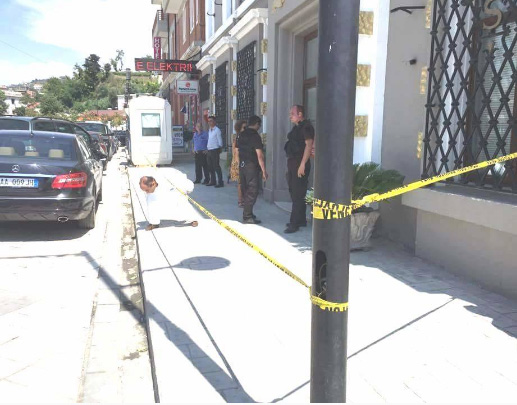 Si “ushtarakët” me armë, grabitën 35 mijë euro në bankën e Vlorës