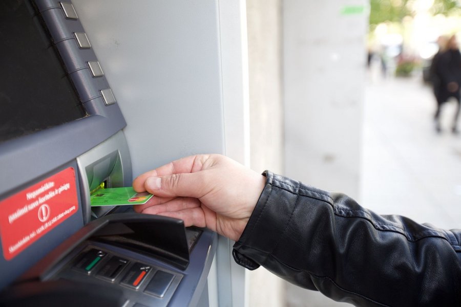 EMRAT/ Arrestohen nga policia 6 mashtrues të kartave bankare