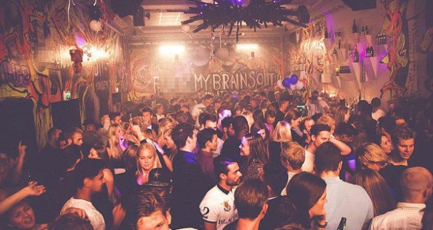 Ky lokal kërkon punëtorë, do paguheni shumë nëse shikoni 20 orë në javë porno