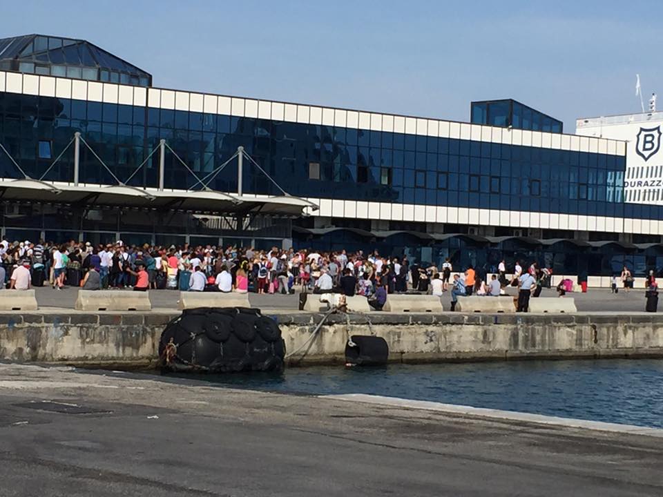 FOTO/Shqiptarët kanë hequr rradhat në Portin e Durrësit por e gjejnë në Portin e Barit