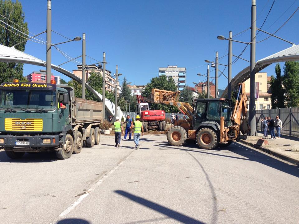 FOTO/Shembet barrikada që ndan Mitrovicën, hapet ura