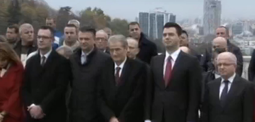 Krerët e opozitës homazhe te varrezat e “Dëshmorëve”, Basha uron shqiptarët
