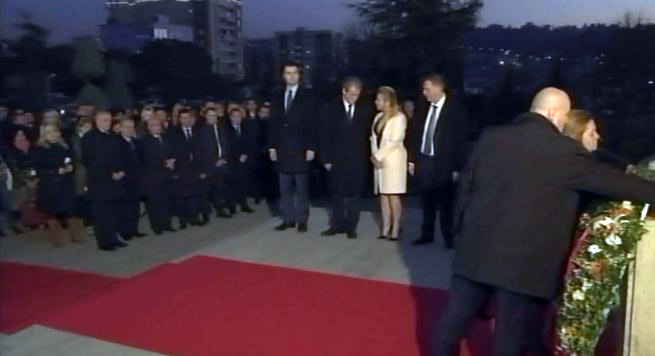 FOTO LAJM/ Dita e Rinisë, Basha dhe Berisha homazhe te busti i Azem Hajdarit