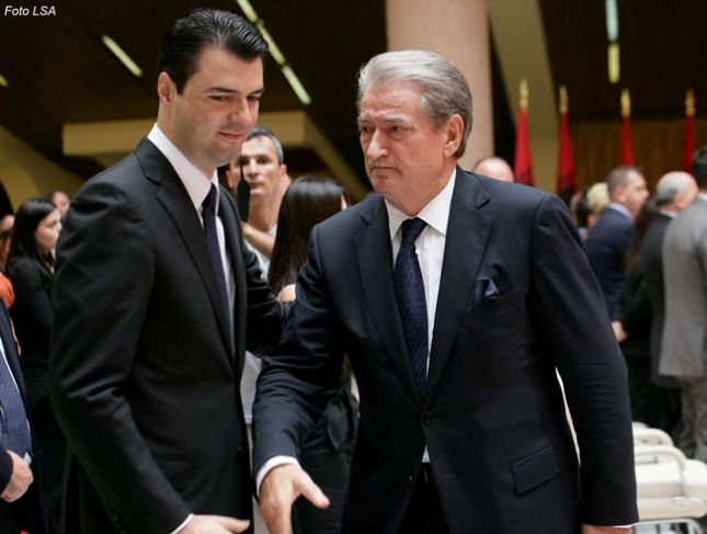 Partia Demokratike ndërpret bojkotin, rikthehet në Kuvend