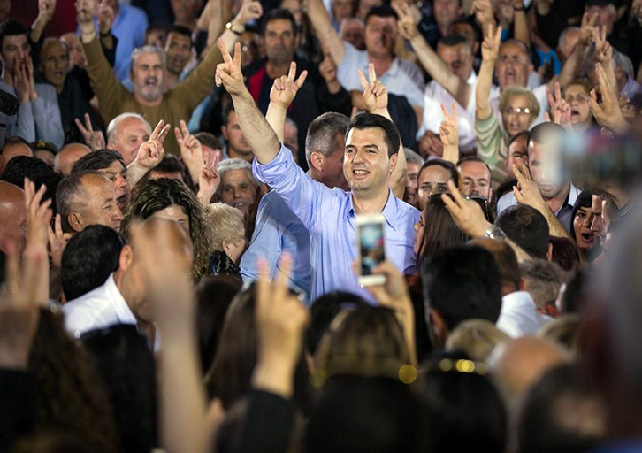 Basha flet për herë të fundit nga çadra: Misioni ynë tani “të infektojmë” Shqipërinë me kurajën tonë