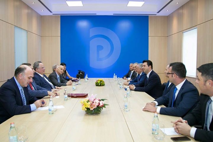 Basha lobon për çamët në takim me Kotzias