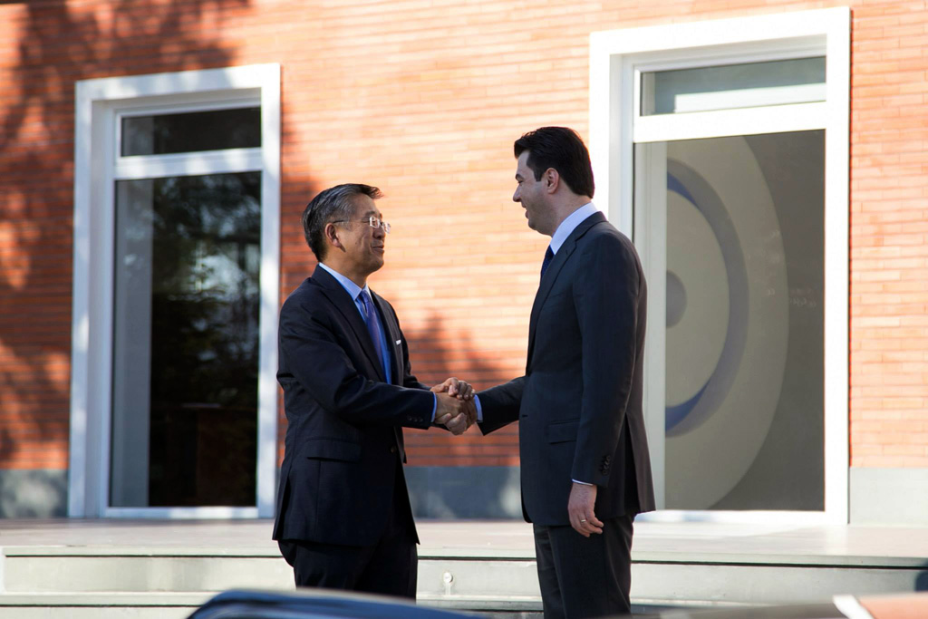 Ambasadori amerikan Lu, takim me Lulzim Bashën