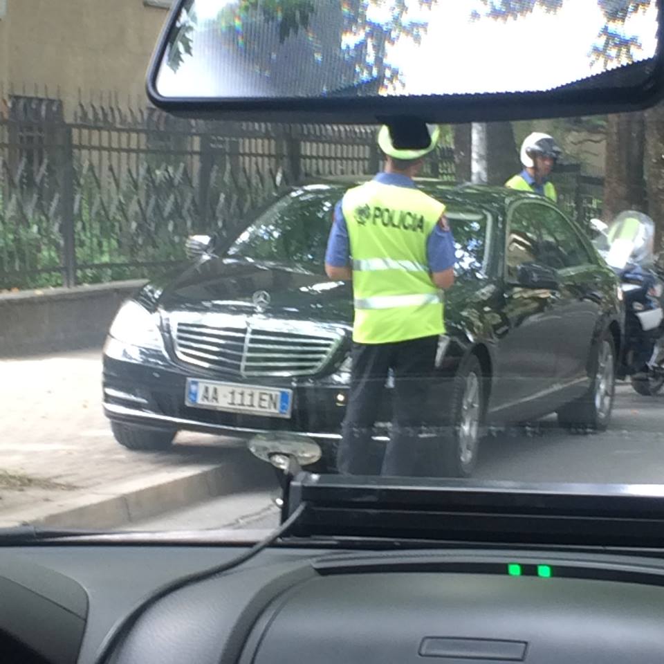 Policia në krah të kundërt ndërsa gjobit makinën e Bashës për parkim në trotuar