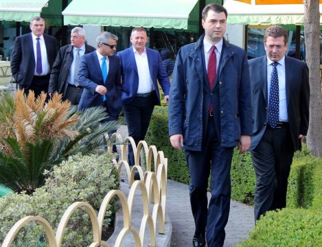 Opozita refuzon tryezën e Metës