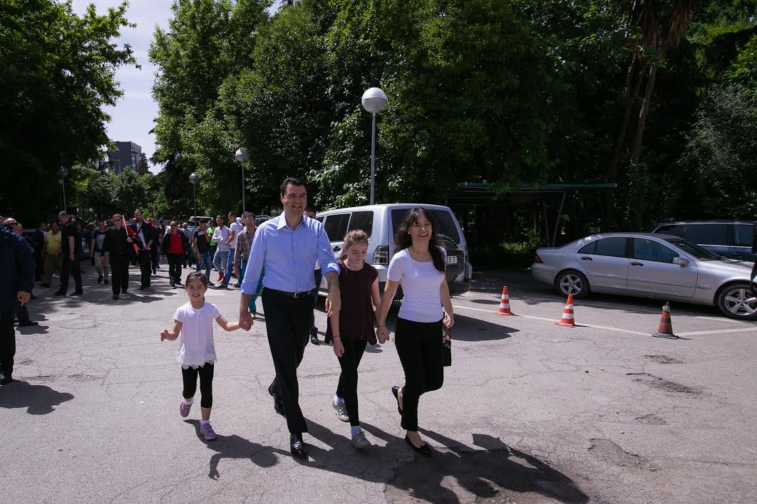FOTOGALERI/ Lulzim Basha bashkë me familjen marshon drejt sheshit