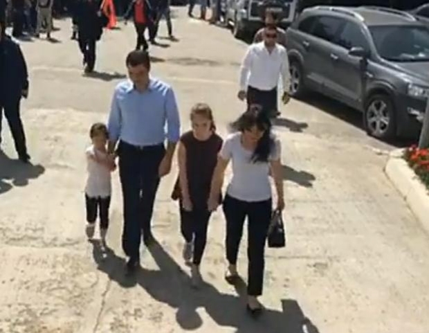 VIDEO/ Protesta e PD, kush e shoqëron kryedemokratin Lulzim Basha drejt sheshit