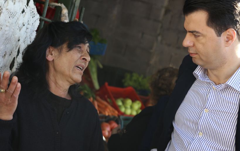 DIALOGU/”Ilaçet i marr borxh te Gëzimi”, çfarë bisedoi Basha me qytetarët në Sarandë