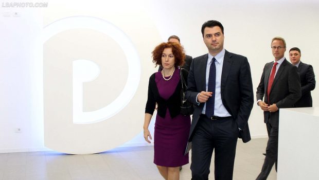 Basha nga cadra e protestës tregon dy “BE”-të në Tiranë