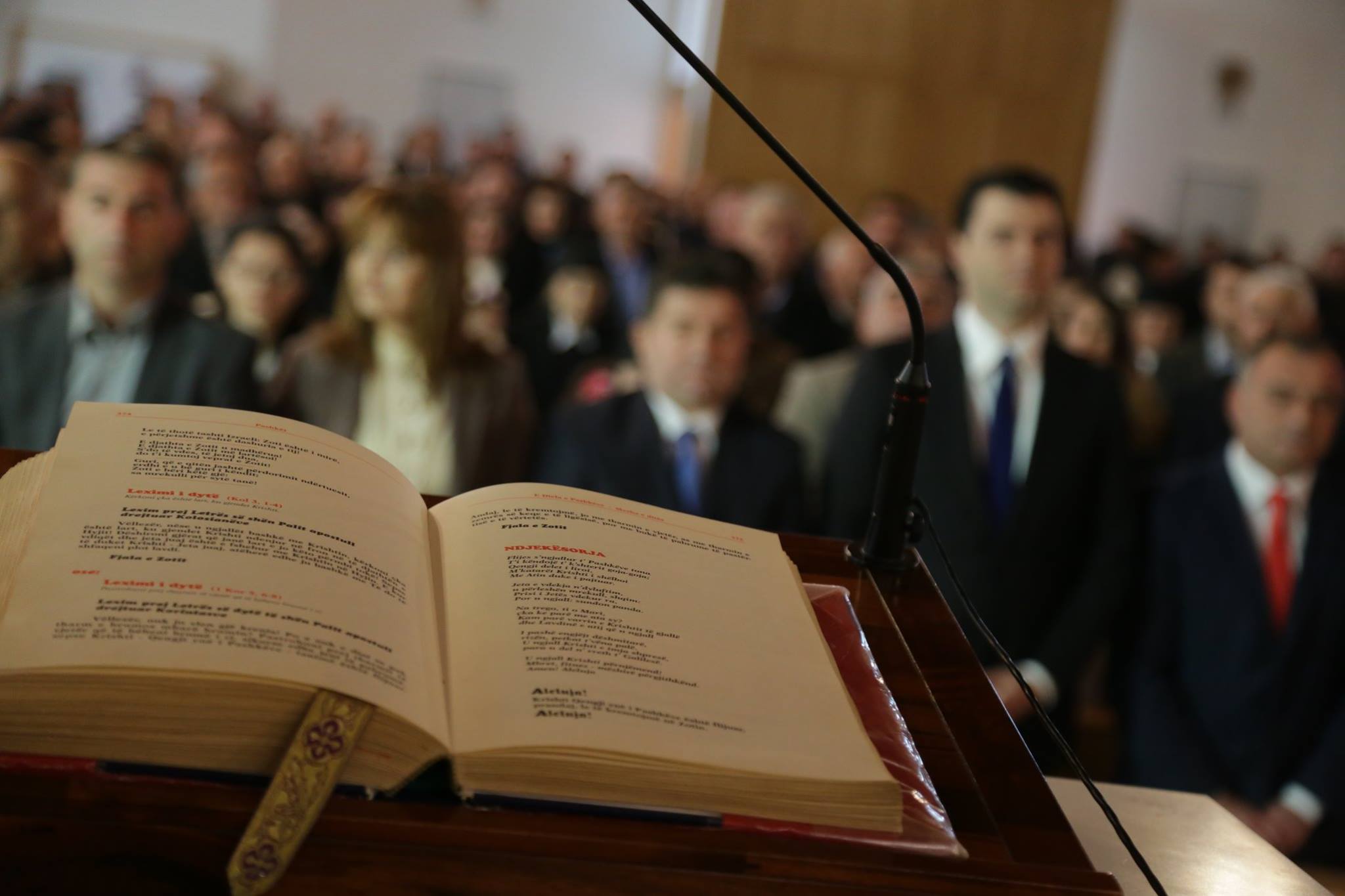 Jozefina Topalli, dalja e parë publike me Lulzim Bashën