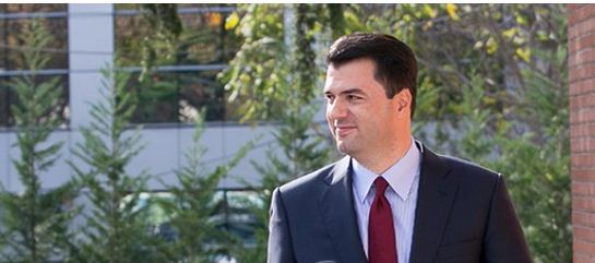 “Nxënësit po mbahen larg bangave prej të ftohtit, jo gripit”