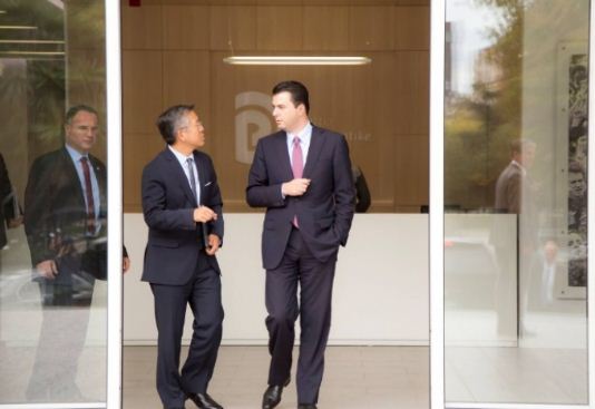 Donald Lu përfundon takimin me Bashën, niset për në zyrën e Ramës