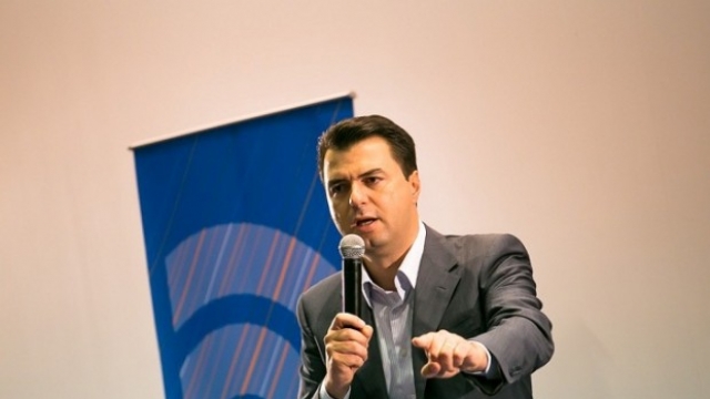 Basha me të rinjtë në  Tiranë: Të ftojmë  qytetarët për protestën e 18 shkurtit, fitorja do të jetë e shqiptarëve