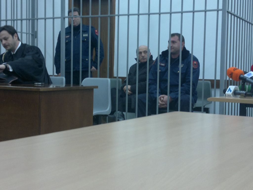VENDIMI/ Ja si gjyqtari Arjan Aliaj dërgoi në shtëpi babain e Saimir Tahirit