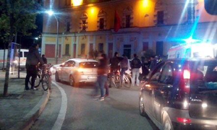 Aksident te Bashkia e Tiranës, motociklisit përplaset nga makina