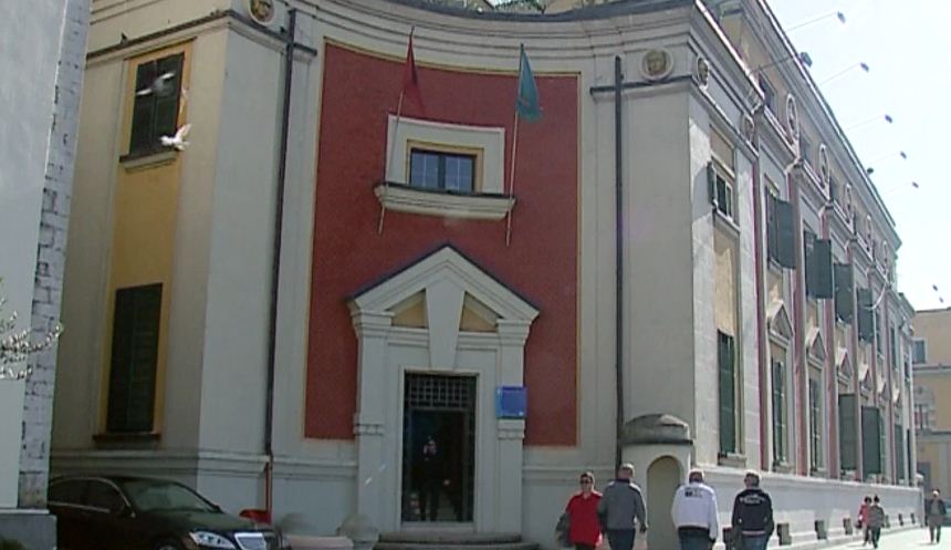 Flet Violeta Geca, gruaja që goditi Erion Velinë