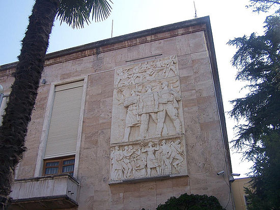 Edi Rama flet për operacionin “fantastiko-shkencor” te “Qemal Stafa”…, por jo për basorelievin e Kristaq Ramës te Kryeministria