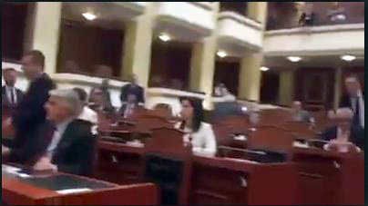 Debati fyes e ofendues Ben Blushi – Taulant Balla sot në Kuvend