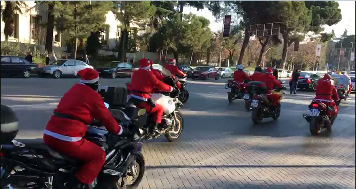 VIDEO/ Babagjyshat me motorë “pushtojnë” Tiranën