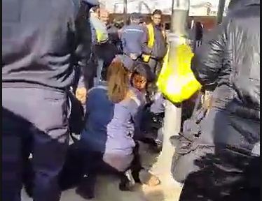 VIDEO SKANDAL/ Tiranë, policët bashkiakë rrethojnë shitësen ambulante, asaj i bie të fikët