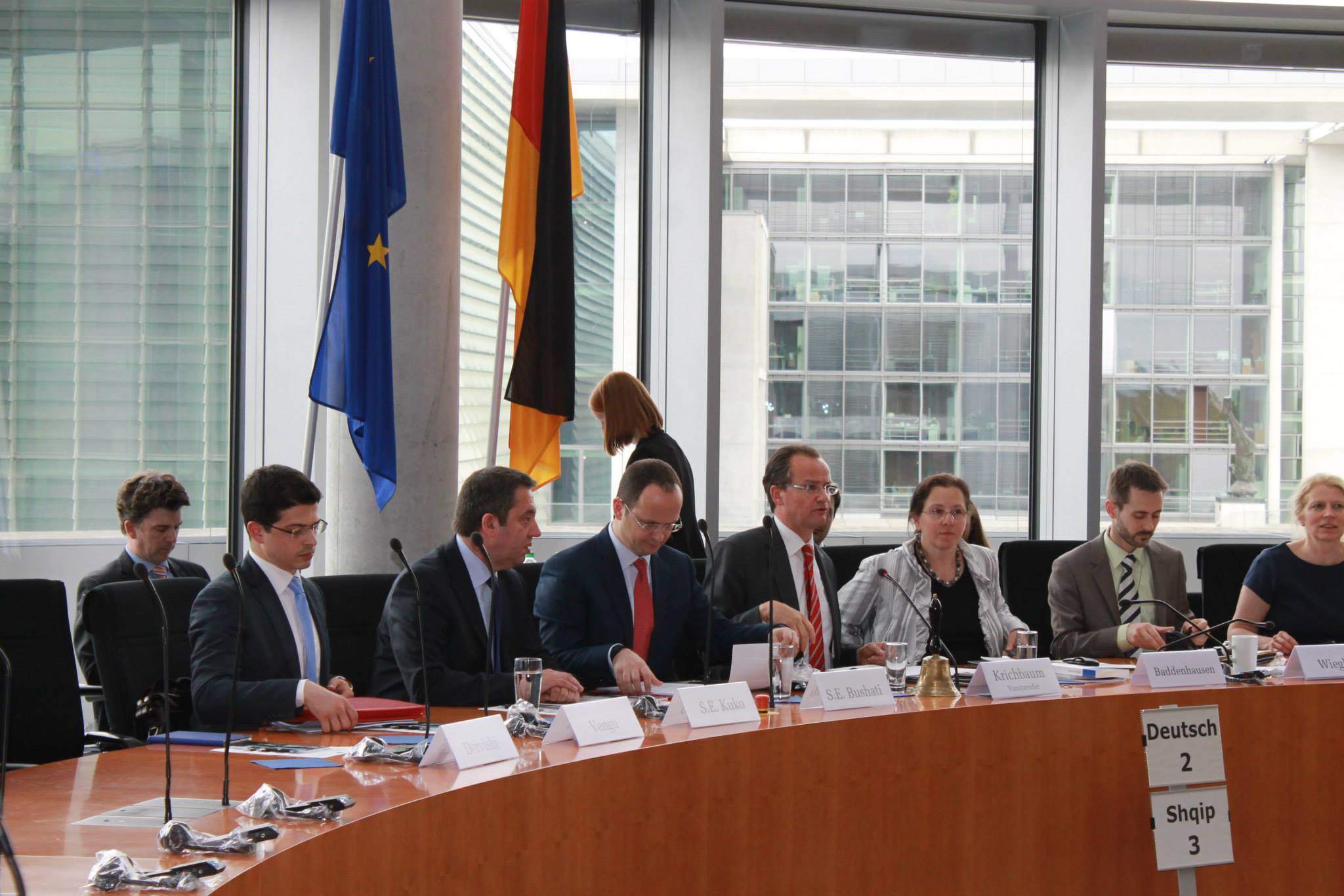 Ditmir Bushati sfidon korrektesën gjermane, shkon 30 minuta me vonesë në Bundestag