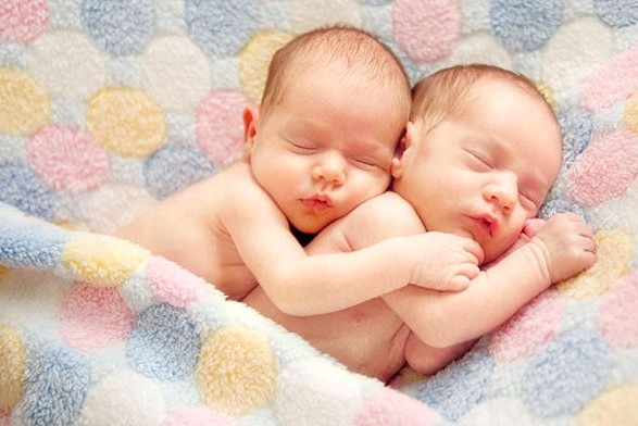 Cilat femra kanë më shumë shanse për të lindur binjakë?