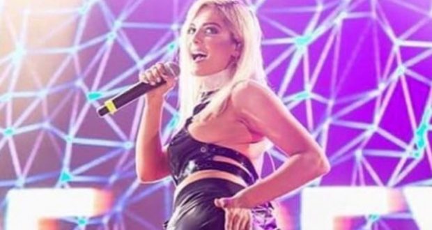 Bebe Rexha dhe të pasmet e saj në super formë
