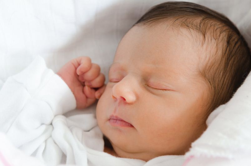 E RRALLË/  Nëna në vdekje klinike prej 4 muajsh, lind një fëmijë të shëndetshëm