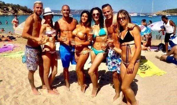 FOTO/Behrami, Cannavaro dhe Mesto me të dashurat në Ibiza