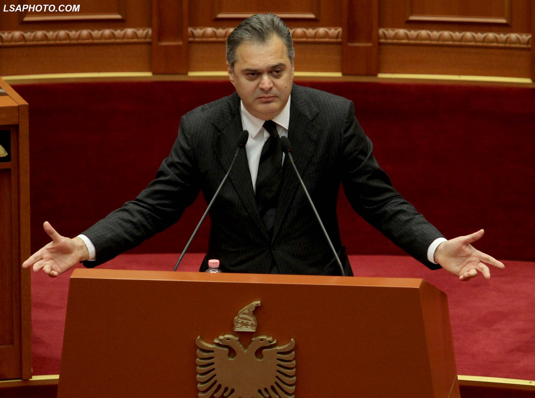 Ben Blushi trondit PS-në: Si e vumë përdhunuesin në krye të Bashkisë?