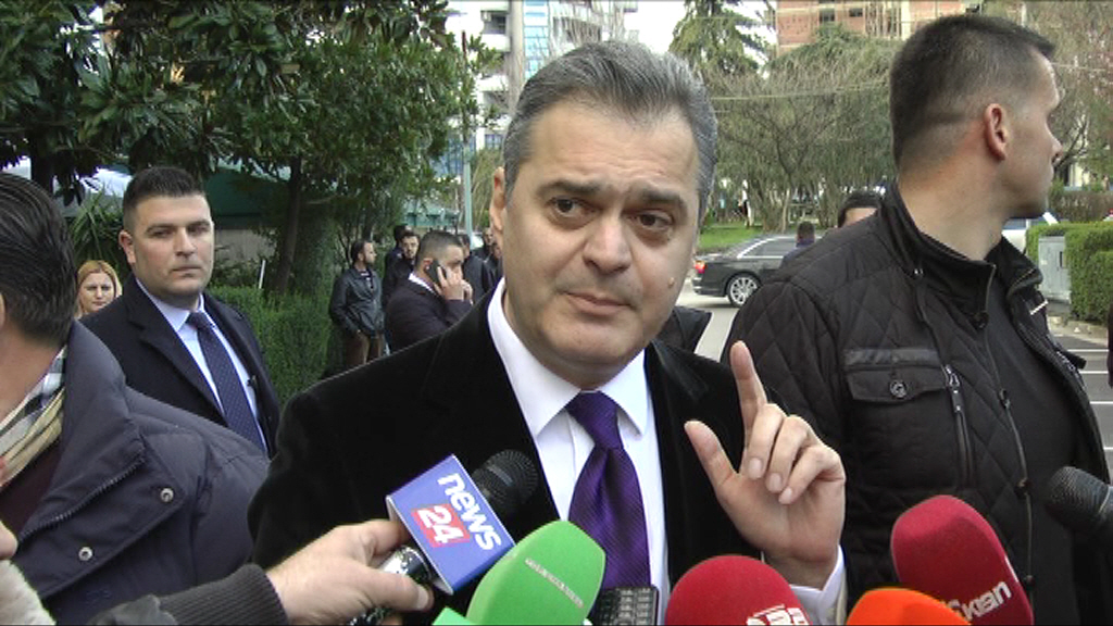 Rama ruajti Blushin me bodigardët e tij nga militantët që i ndërseu vet