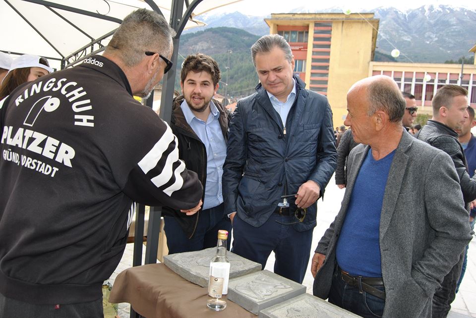 FOTO GALERI/ Kryebashkiaku i PD-së “pajton” Ben Blushin me ministrat e PS-së