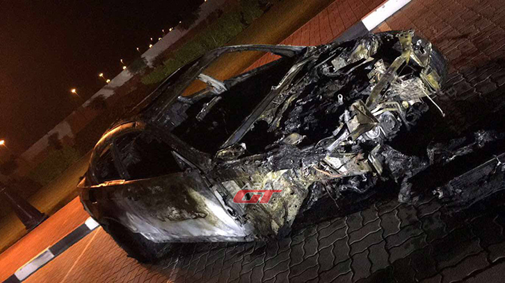 Vlorë, digjet makina e biznesmenit, pronari dyshon: E qëllimshme