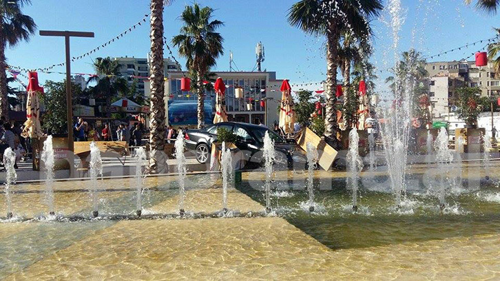 FOTO LAJM/ Sezoni turistik ende s’është çelur në Durrës, por një “Benz” zgjedh të “lahet” në shatërvan