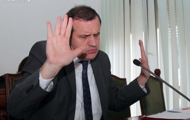 Vazhdon “tallja” me SMS-të e Beqajt, shikoni si i përgjigjet ky qytetar