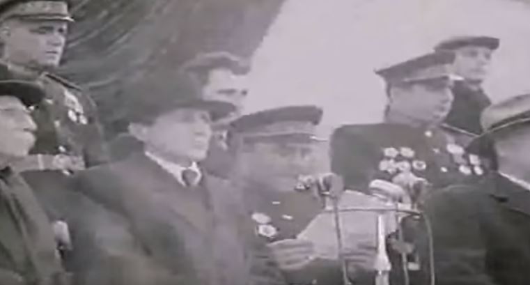 VIDEO/Ja si bëhej parada ushtarake 65 vjet më parë