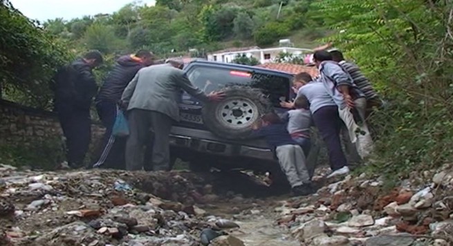 Berat, shkatërrohet rruga, izolohen 50 familje