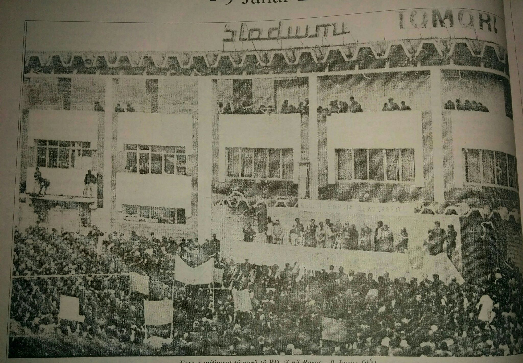 FOTO LAJM/ Mitingu i parë i PD si sot 25 vjet më parë në Berat