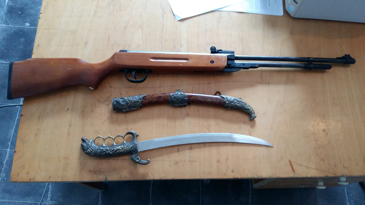 FOTO/ Berat, i dehuri përplasë BMW X 5 me një “Ford”, në shtëpi i gjenden një pushkë e një thikë